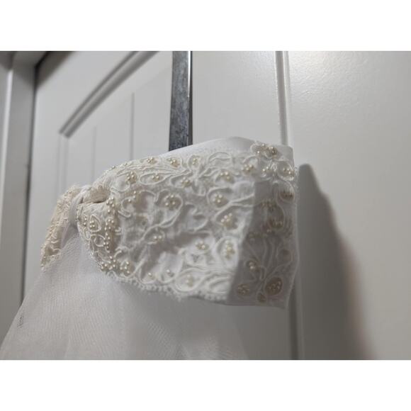 Crocheted Floral Beaded Bow Lace Wedding Veil 35 Inch main image 8